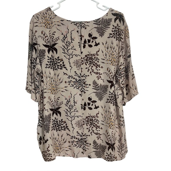 H&M Short Woman’s Short Sleeve Cream Floral and Leaf Print Blouse - Picture 2 of 5